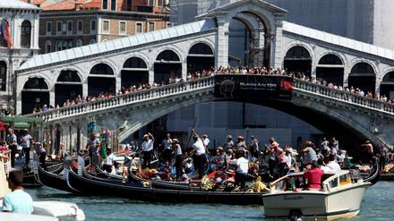 Die Rialto-Brücke in Venedig auf einem Archivbild.