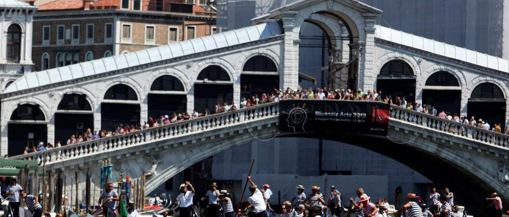 Die Rialto-Brücke in Venedig auf einem Archivbild.