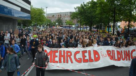 Gegen Lernen in Bruchbuden. Die Berliner Schülerdemo im Sommer dieses Jahres. 