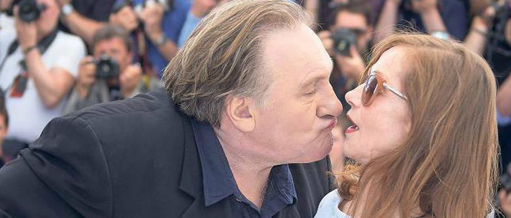 Zier dich nicht so. Bei der Berliner Premiere von „Valley of Love“ muss Isabelle Huppert nicht damit rechnen, dass Gérard Depardieu sie zu küssen versucht. Ihr Filmpartner kommt diesmal nicht an die Spree. 
