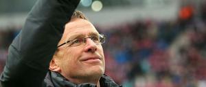 Leipzigs Trainer Ralf Rangnick bejubelt den Sieg seines Teams.