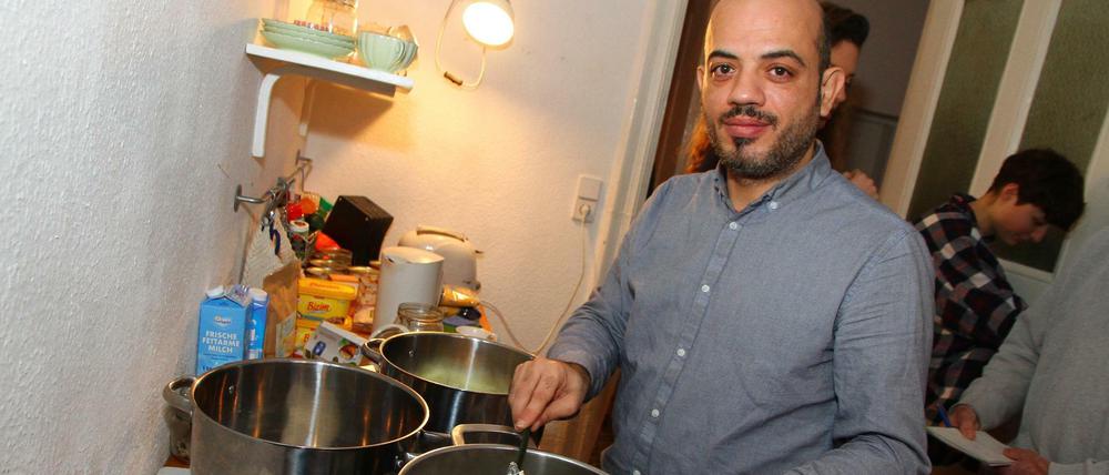 Bohnig im Topf. Assali bereitet in einer WG-Küche das Essen vor. 