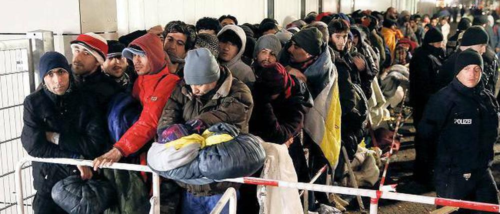 Nacht für Nacht. Flüchtlinge kommen so früh zum Lageso, um endlich vorsprechen zu können – und nicht nur mit einem neuen Termin vertröstet zu werden.