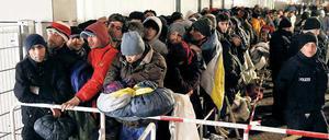 Nacht für Nacht. Flüchtlinge kommen so früh zum Lageso, um endlich vorsprechen zu können – und nicht nur mit einem neuen Termin vertröstet zu werden.