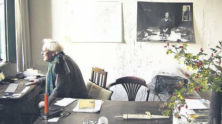 Auf der Suche nach der alten Heimat. Hans-Jürgen Syberberg im Haus der Eltern im mecklenburgischen Nossendorf. Vor der Enteignung war dies hier schon das Arbeitszimmer seines Vaters. An der Wand ein Foto der Schauspielerin Edith Clever. 