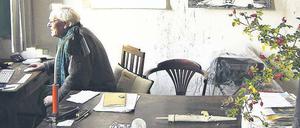 Auf der Suche nach der alten Heimat. Hans-Jürgen Syberberg im Haus der Eltern im mecklenburgischen Nossendorf. Vor der Enteignung war dies hier schon das Arbeitszimmer seines Vaters. An der Wand ein Foto der Schauspielerin Edith Clever. 