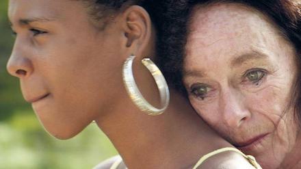 Mofa fahren auf der Dominikanischen Republik. Yanet Mojica als Noeli und Geraldine Chaplin als Anne in "Sand Dollars"-
