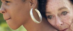 Mofa fahren auf der Dominikanischen Republik. Yanet Mojica als Noeli und Geraldine Chaplin als Anne in "Sand Dollars"-