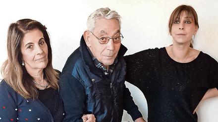 Beinahe am Ende ihrer Kräfte. Orazio Giamblanco mit seiner Lebensgefährtin (l.) und deren Tochter. 