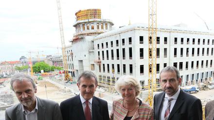 Der Chef der Stiftung Preußischer Kulturbesitz Hermann Parzinger (r-l), Kulturstaatsministerin Monika Grütters (CDU), Gründungsintendant des Humboldt-Forums und britischer Kunsthistoriker Neil MacGregor, und Kunsthistoriker Horst Bredekamp bei einem Rundgang . 
