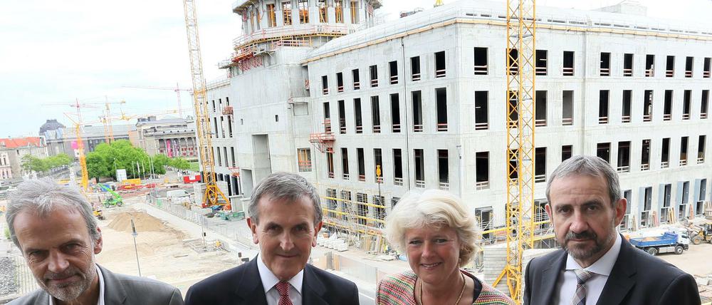 Der Chef der Stiftung Preußischer Kulturbesitz Hermann Parzinger (r-l), Kulturstaatsministerin Monika Grütters (CDU), Gründungsintendant des Humboldt-Forums und britischer Kunsthistoriker Neil MacGregor, und Kunsthistoriker Horst Bredekamp bei einem Rundgang .
