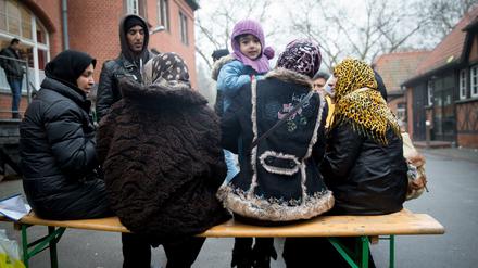 Flüchtlinge aus Afghanistan warten am am Landesamt für Gesundheit und Soziales auf die Kleiderausgabe der Hilfsorganisation "Moabit hilft". 