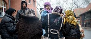 Flüchtlinge aus Afghanistan warten am am Landesamt für Gesundheit und Soziales auf die Kleiderausgabe der Hilfsorganisation "Moabit hilft". 