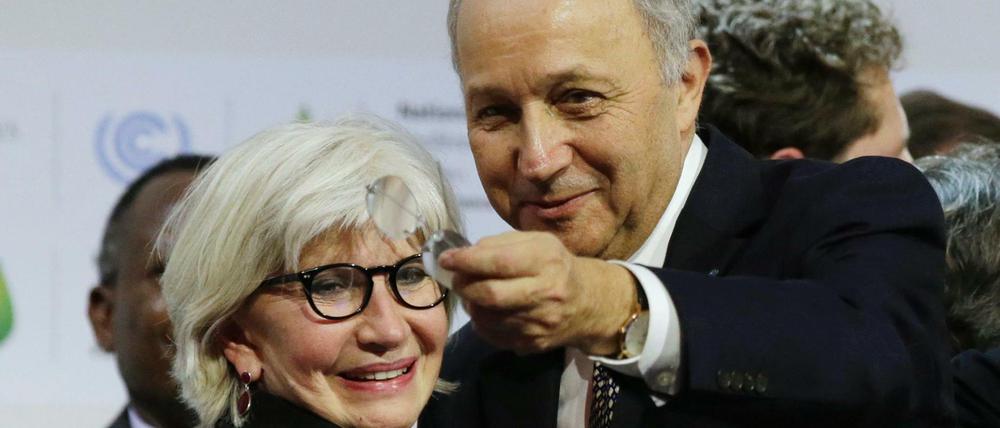 Frankreichs Außenminister Fabius mit seiner Klimabeauftragten Laurence Tubiana nach der Konferenz in Paris am Samstagabend.