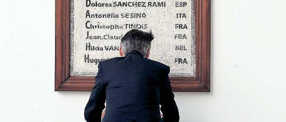 Zweiundzwanzig Namen. Der britische Außenminister legt in Tunis einen Kranz für die Opfer des islamistischen Anschlags auf das Nationalmuseum ab. 