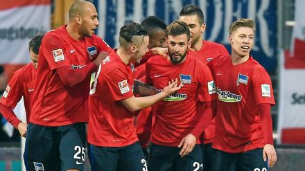 Prima gemacht! Torschütze Marvin Plattenhardt (mit Sturmfrisur und Bart) lässt sich nach seinem Tor zum 2:0 in Darmstadt beglückwünschen. 