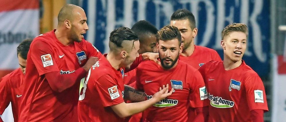 Prima gemacht! Torschütze Marvin Plattenhardt (mit Sturmfrisur und Bart) lässt sich nach seinem Tor zum 2:0 in Darmstadt beglückwünschen. 