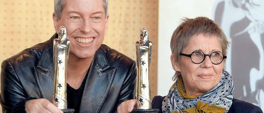 Moderator Thomas Hermanns (links) mit der Figur des Europäischen Filmpreises und der Geschäftsführerin der Europäischen Film Academy, Marion Döring. 