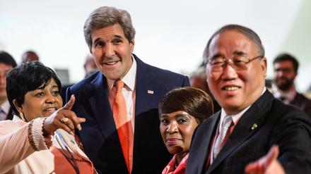 Der amerikanische Außenminister John Kerry (links) hat in den USA jahrelang für einen Klimavertrag gekämpft. Zwischen ihm und dem chinesischen Klimabeauftragten, Xie Zhenhua ist über die Jahre ein tragfähiges Vertrauensverhältnis entstanden. Hier sprechen die beiden mit Edna Molewa (links), der südafrikanischen Umweltministerin. CHRISTOPHE PETIT TESSON (links), der südafrikanischen Umweltministerin. 