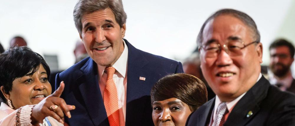 Der amerikanische Außenminister John Kerry (links) hat in den USA jahrelang für einen Klimavertrag gekämpft. Zwischen ihm und dem chinesischen Klimabeauftragten, Xie Zhenhua ist über die Jahre ein tragfähiges Vertrauensverhältnis entstanden. Hier sprechen die beiden mit Edna Molewa (links), der südafrikanischen Umweltministerin. CHRISTOPHE PETIT TESSON (links), der südafrikanischen Umweltministerin.