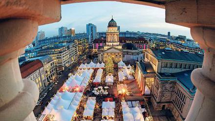 Kasse machen. Vielerorts waren am vergangenen Adventswochenende die Geschäfte auch ohne offizielle Genehmigung geöffnet, so rund um den Gendarmenmarkt, auf dem bis Ende Dezember der „Weihnachtszauber“-Markt stattfindet. 