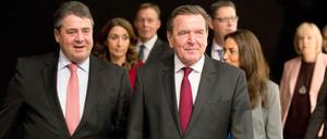 Alt-Bundeskanzler Gerhard Schröder (SPD) und SPD-Parteichef und Bundeswirtschaftsminister Sigmar Gabriel (l, SPD) auf dem Bundesparteitag der Sozialdemokratischen Partei Deutschlands (SPD) in Berlin.