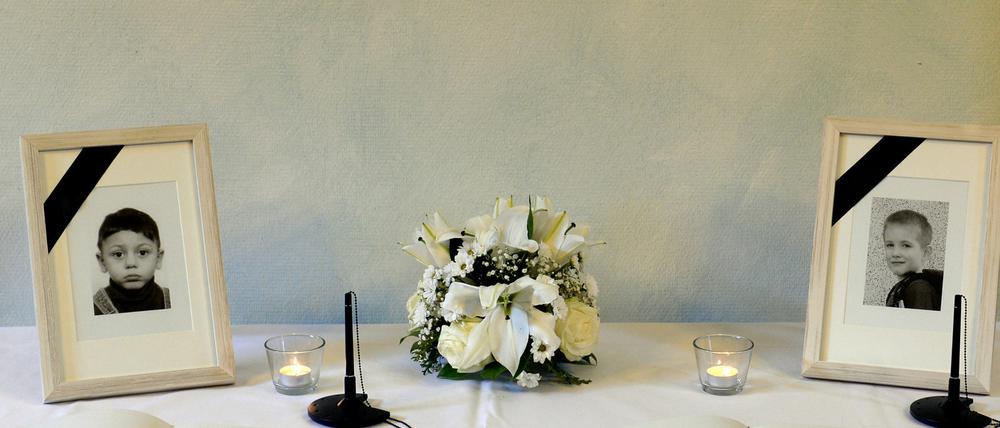 Kondolenzbücher für die ermordeten Kinder Elias (Foto rechts) und Mohamed (Foto links) im Rathaus Luckenwalde (Brandenburg)