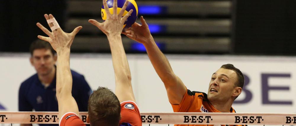 Hands up. Der ehemalige Berliner Christian Dünnes im Duell mit Paul Lotman (rechts).