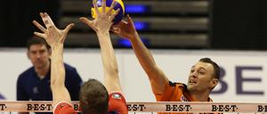 Hands up. Der ehemalige Berliner Christian Dünnes im Duell mit Paul Lotman (rechts).