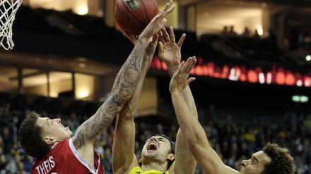 In der Zange. Kresimir Loncar (Mitte) war einer der Alba-Profis, die sich am Sonntag noch am ehesten gegen die Niederlage stemmten. Die Berliner unterlagen Bamberg 74:87. 
