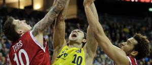 In der Zange. Kresimir Loncar (Mitte) war einer der Alba-Profis, die sich am Sonntag noch am ehesten gegen die Niederlage stemmten. Die Berliner unterlagen Bamberg 74:87. 