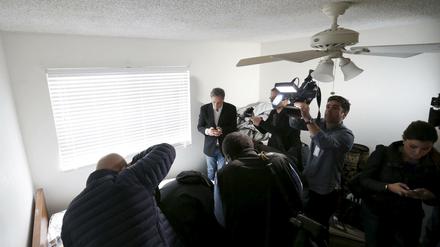 Medienleute durchsuchen das Haus von Syed Rizwan Farook und Tashfeen Malik.