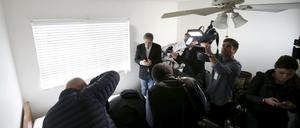 Medienleute durchsuchen das Haus von Syed Rizwan Farook und Tashfeen Malik.