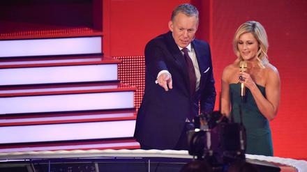 Moderator Johannes B. Kerner und Helene Fischer in der ZDF-Livesendung "Ein Herz für Kinder" in Berlin.