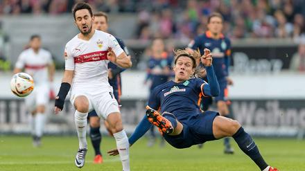 Hiergeblieben! Der Stuttgarter Lukas Rupp (l.) spielt gegen den Bremer Jannik Verstergaard. 