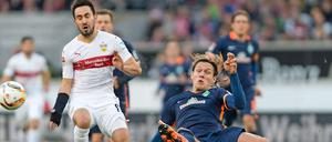 Hiergeblieben! Der Stuttgarter Lukas Rupp (l.) spielt gegen den Bremer Jannik Verstergaard. 