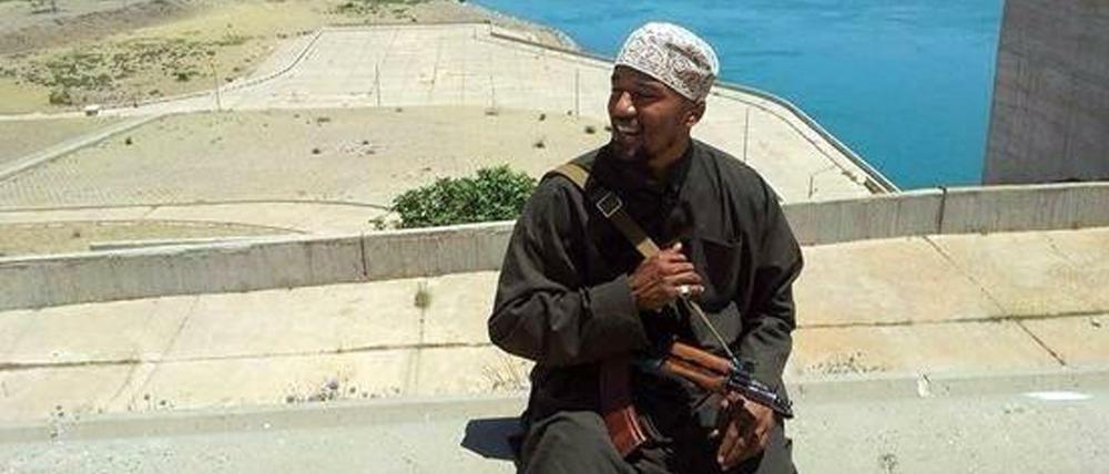 Es gibt nur einen Allah, aber viele Namen. Abu Talha al-Almani war früher, Denis Cuspert alias "Deso Dogg". Der Islamische Staat war schon ISIS, ISIL, IS und Daesch.