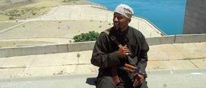 Es gibt nur einen Allah, aber viele Namen. Abu Talha al-Almani war früher, Denis Cuspert alias "Deso Dogg". Der Islamische Staat war schon ISIS, ISIL, IS und Daesch. 