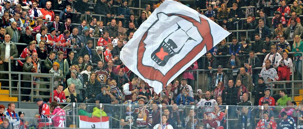 Anhänger im "Reisestress". Stimmt aber wohl nicht, bei den Fans des EHC (hier am Sonntag in München).