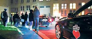 Zwei Welten. Im Hangar 1 leben viele Flüchtlingsfamilien mit Kindern, am Künstlereingang zu Hangar 6 versuchten am Sonnabend Schaulustige einen Blick auf Promis zu erhaschen.