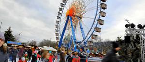 Wenigstens kalt von unten. Die Eisbahn auf dem Weihnachtsmarkt am Roten Rathaus.