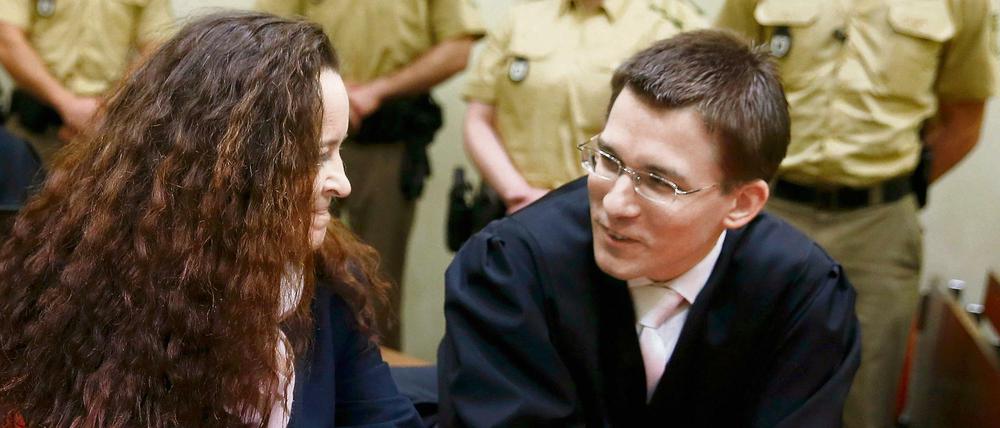 Die Hauptangeklagte Beate Zschäpe bespricht sich mit ihrem Verteidiger Mathias Grasel.