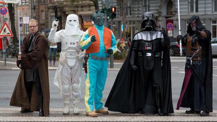 Mitglieder eines "Star Wars"-Fanclubs posieren in Hamburg mit ihren Kostümen, die die Filmfiguren Jedi Ritter, Snowtrooper, Greedo, Darth Vader und Darth Revan darstellen. 