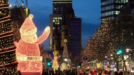 Ein leuchtender Weihnachtsmann weist den Weg zum Weihnachtsshopping auf dem Tauentzien nahe der Gedächtniskirche.
