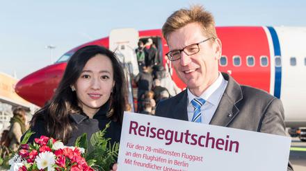 Brandenburg und Mühlenfeld in Schönefeld: Der 28-millionsten Passagierin spendierte eine Airline einen Freiflug nach Norwegen.