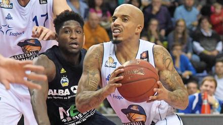Nützt dir nichts. Will Cherry (Alba Berlin) schaut dem Frankfurter Jordan Theodore zu.