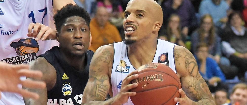 Nützt dir nichts. Will Cherry (Alba Berlin) schaut dem Frankfurter Jordan Theodore zu.