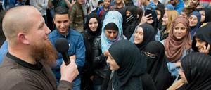 Der radikale Salafistenprediger Pierre Vogel (l.) spricht bei einer Kundgebung in Offenbach am Main (Hessen). Auch im Internet rekrutieren die Salafisten erfolgreich neue Anhänger. 