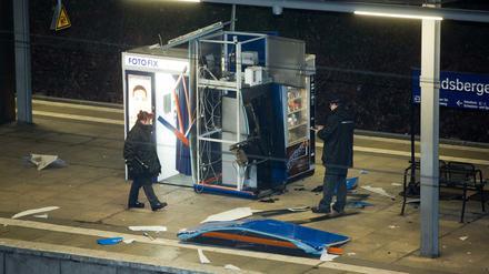 Polizisten sichern Spuren nach der Sprengung eines Geldautomaten auf dem S-Bahnhof Landsberger Allee in der Nacht zu Dienstag.