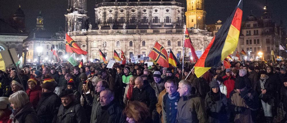 Teilnehmer haben sich am 14.12.2015 auf dem Theaterplatz in Dresden (Sachsen) während einer Kundgebung des Bündnisses Pegida (Patriotische Europäer gegen die Islamisierung des Abendlandes) versammelt.